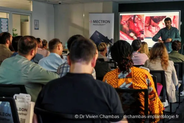 Le Dr Vivien Chambas enseignant l’implantologie à des confrères lors d’une formation