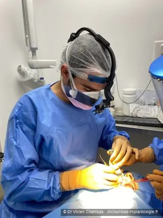 Le Dr Vivien Chambas en intervention de chirurgie implantaire à la Clinique du Parc de Lyon