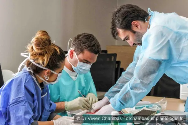 Le Dr Vivien Chambas encadrant une session de travaux pratiques en implantologie pour des confrères